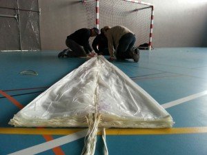 Lire la suite à propos de l’article Pliage des parachutes de secours